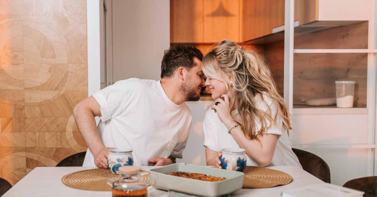 Zamilovaný pár v blízkom kontakte symbolizuje silnú pripútanosť, ktorá môže byť láskavá, ale aj náročná, ak jej nerozumieme.